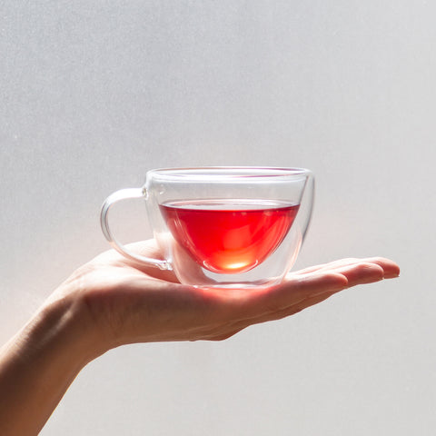 ごえん茶オリジナル玉露入りハーブティー「はなぎょくろ」のあか色のお茶。玉露、ハイビスカス、カモミールをブレンド