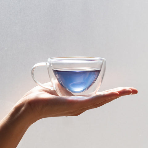 ごえん茶オリジナル玉露入りハーブティー「はなぎょくろ」のあお色のお茶。玉露、バタフライピー、レッドローズをブレンド。